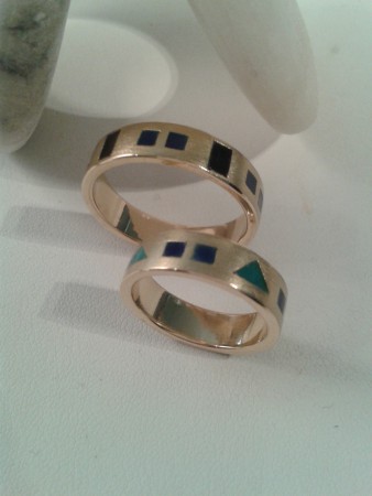 Alliances en or jaune emaillé